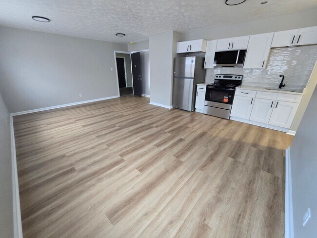 Building Photo - Welcome Home to Bellagio South Living: Where Comfort Meets Convenience
