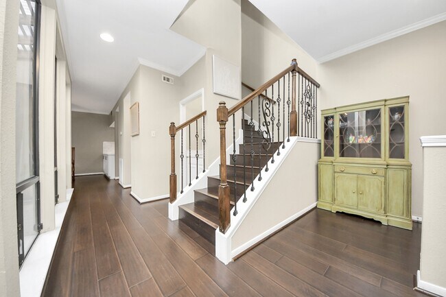 Building Photo - 1112 Bering Dr