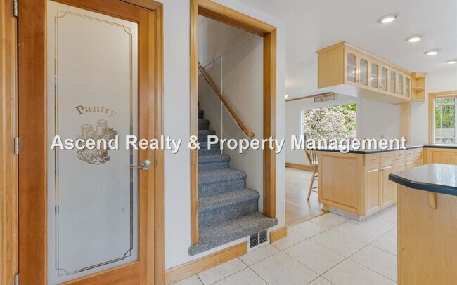 Building Photo - Available NOW! 3 Level 4bed/3bath Convenie...