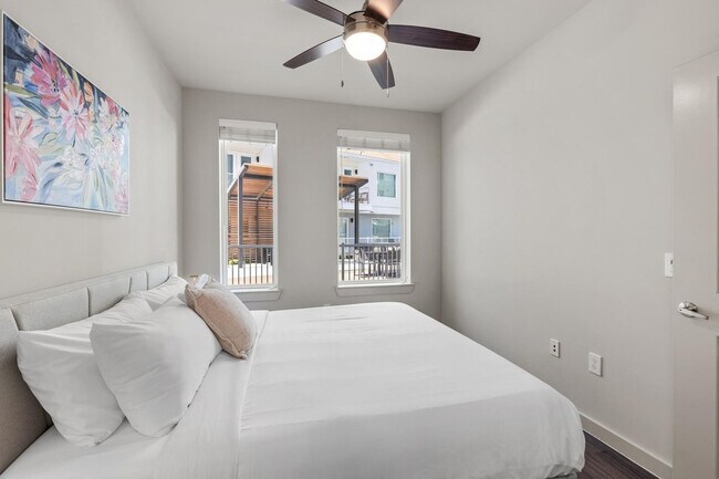 Building Photo - 5820 1/2 Cameron Rd