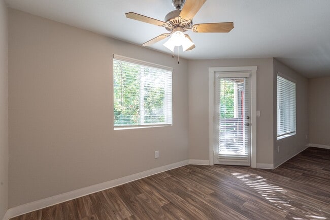 Building Photo - Spacious Newly Renovated Two Bedroom One Bath!