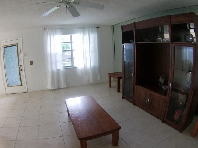 Building Photo - 556 Capri L