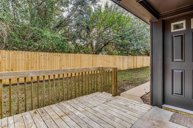 Building Photo - Welcome home to this beautifully updated 2-bedroom, 1-bath unit in a well-maintained triplex!