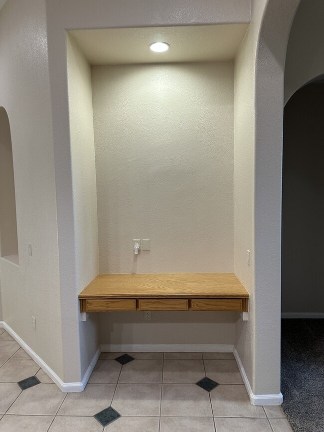 Building Photo - Weston Ranch 4 Bedroom 2.5 Bathroom Home
