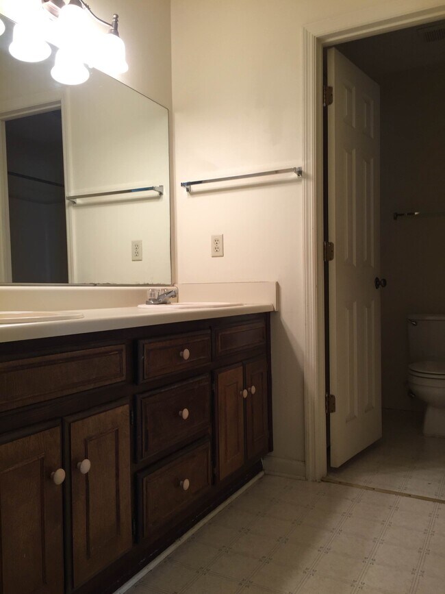 Building Photo - 47 Somerset Townhouse