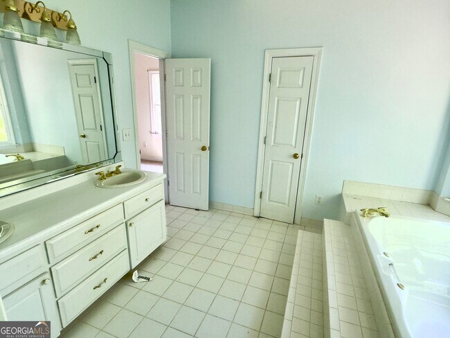 Building Photo - 219 Deerhill Dr