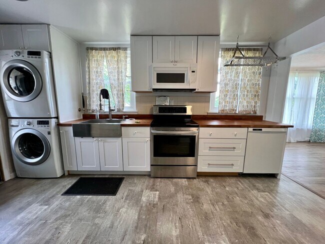 Building Photo - Stunning Single Family Home in King of Pru...