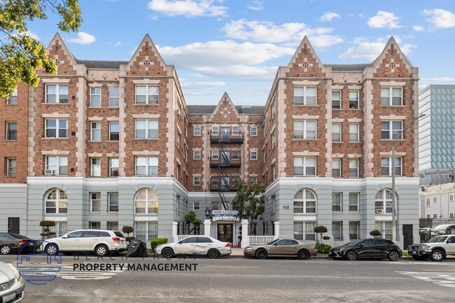 Building Photo - 432 S. New Hampshire