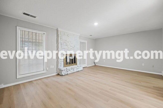 Building Photo - 2481 Chiswood St