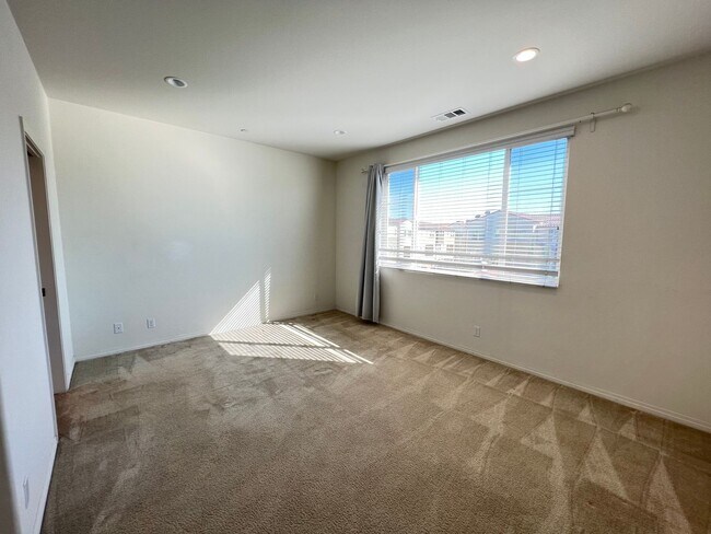 Building Photo - Wonderful 3 Bedroom 3 Bathroom Anaheim Condo in Gated Community