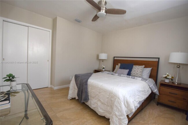 Building Photo - 609 S Crescent Dr
