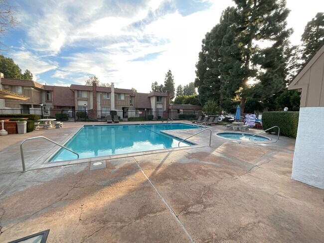 Building Photo - Garden Park Townhomes: 3 Bedroom 3 Bath At...