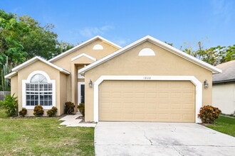 Building Photo - 1800 Grasmere Dr