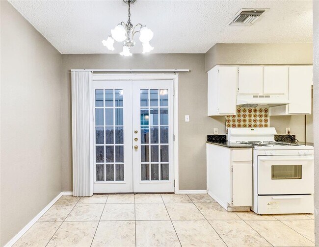 Building Photo - 10801 Lanshire Dr
