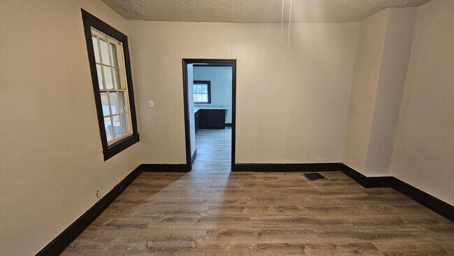 Building Photo - 118-118.5-1185 Wood St