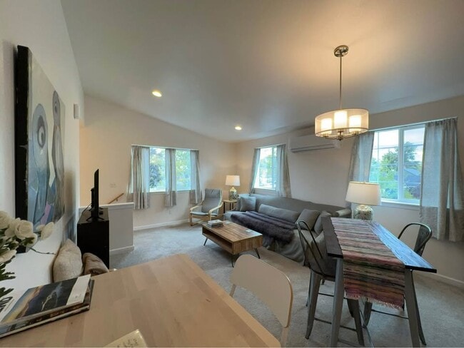 Building Photo - 233 NW Cedar Ave