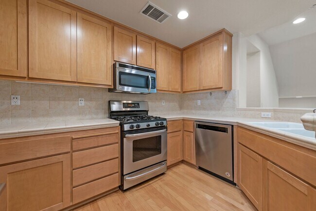 Building Photo - Spacious Tri-Level Home - Great Downtown S...