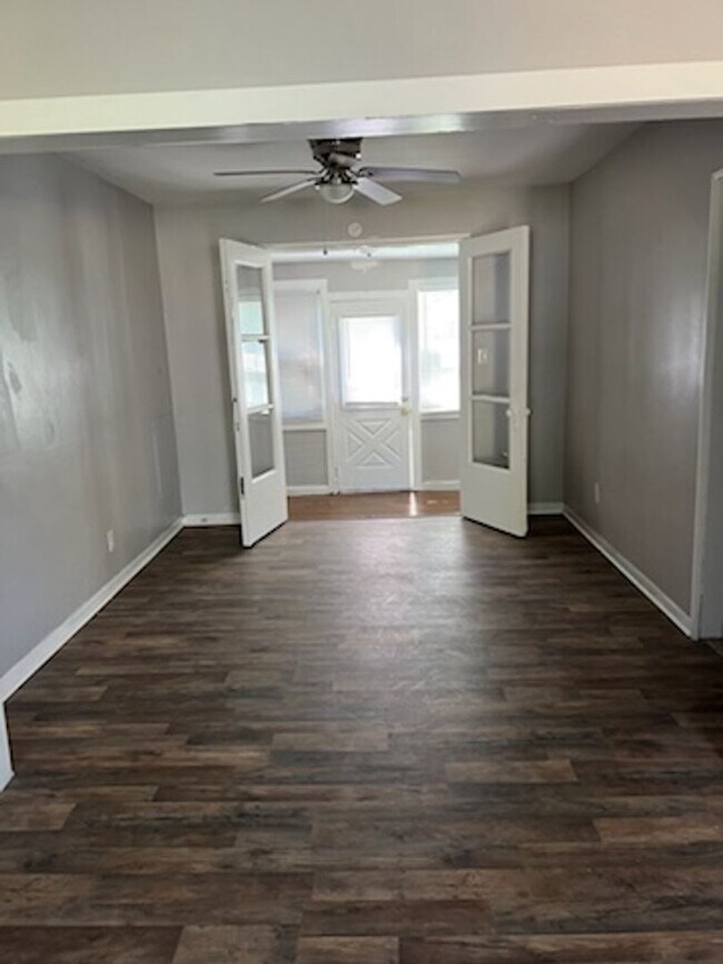 Building Photo - 235 Broadmoor Dr
