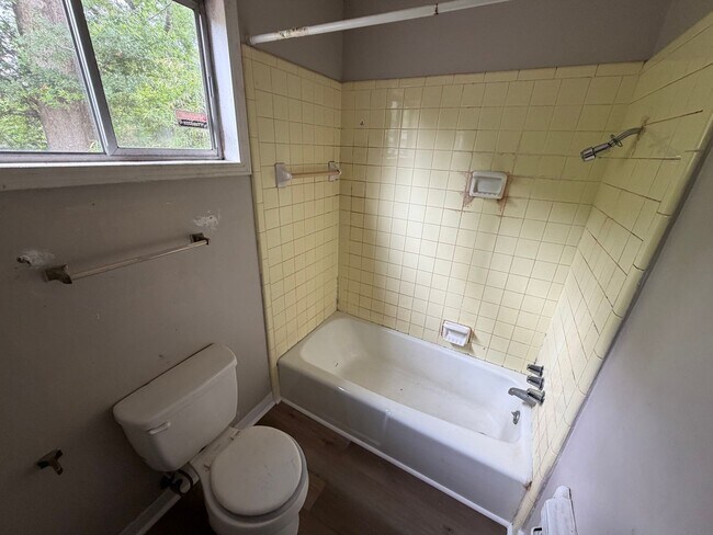 Building Photo - Spacious 3 Bedroom Home