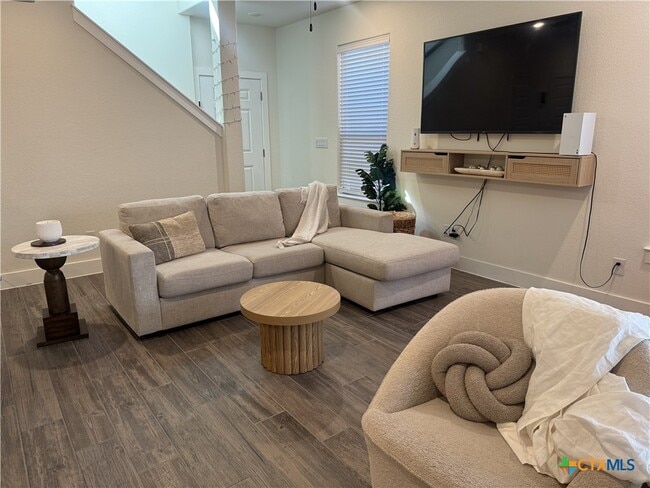 Building Photo - 611 Parkline Dr