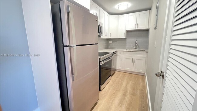 Building Photo - 200 S Birch Rd