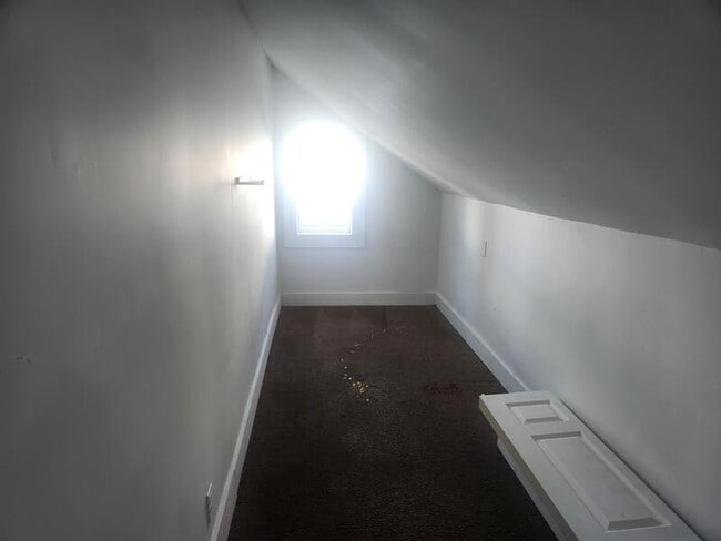 Building Photo - 801 N Gladstone Ave