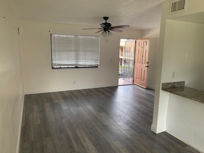 Building Photo - 4688 Oak Terrace Dr