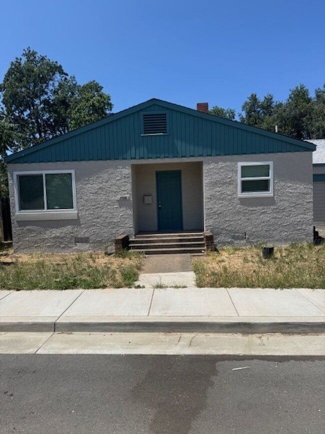 Building Photo - Downtown Home with One Car Garage and Fenced Backyard
