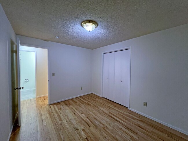 Building Photo - 4 bedroom 2.05 bath rambler on Kent's East...