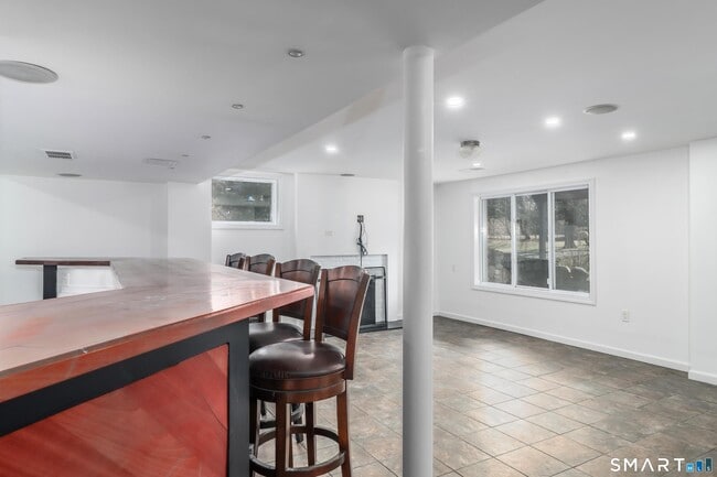 Building Photo - 8 Stonecrop Rd S