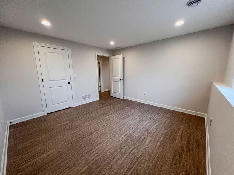 Building Photo - 607 S Division St