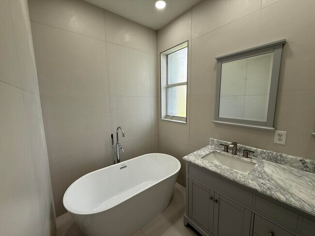 Building Photo - 10839 Madison Dr