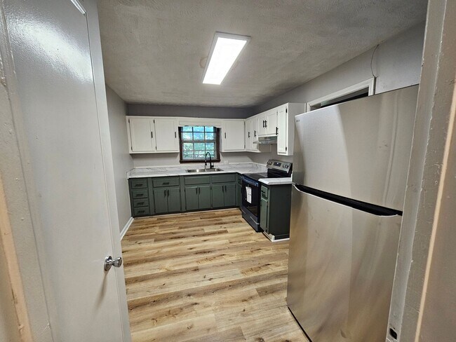 Building Photo - 3 Bedroom, 1 Bathroom- Home in South Rome!