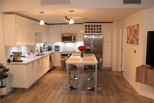 Building Photo - 999 SW 1st Ave