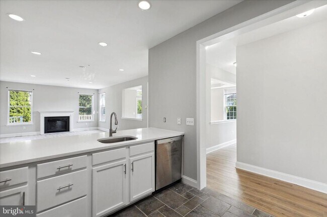 Building Photo - Spacious Townhome with 4 Bedrooms and 3.5 Baths!!