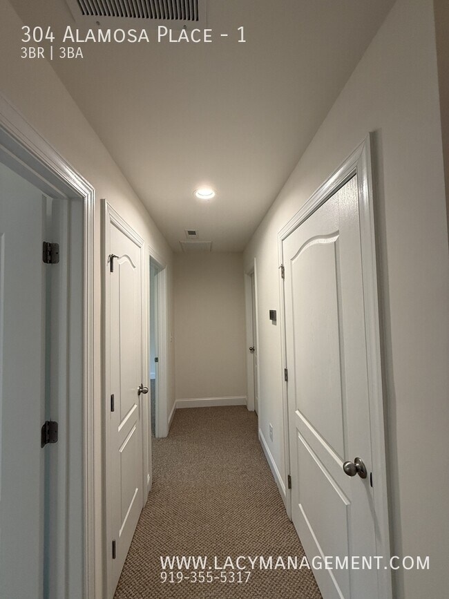 Building Photo - 304 Alamosa Pl