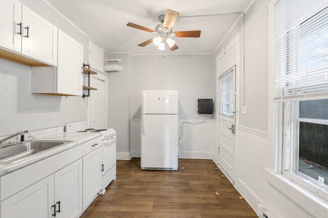 Building Photo - One bedroom available for a move in right ...