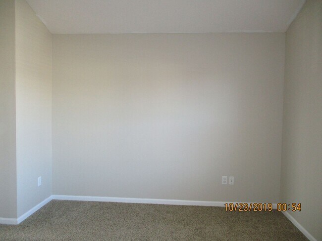 Building Photo - Traditions at Powell