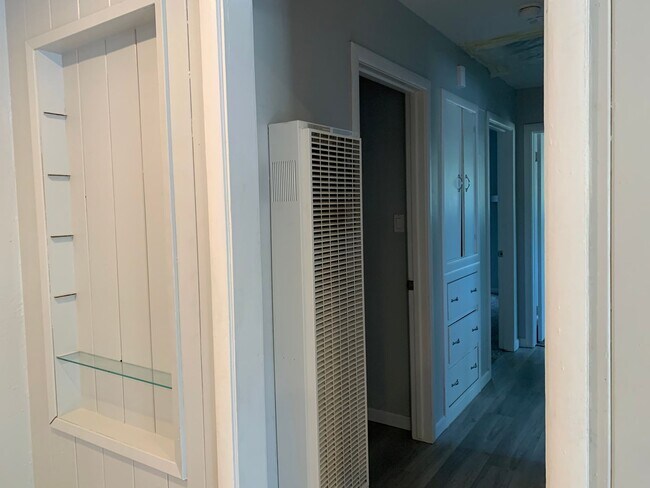 Building Photo - Beautifully upgraded interior, one dog considered.