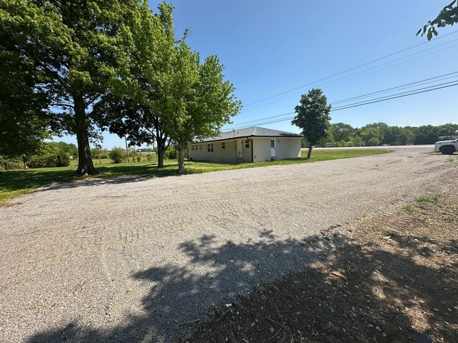 Building Photo - Newly Renovated Home in Shelbyville - 30 m...