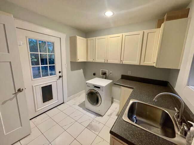 Building Photo - Updated 3 BR/ 2 BA home on Roseland Drive ...