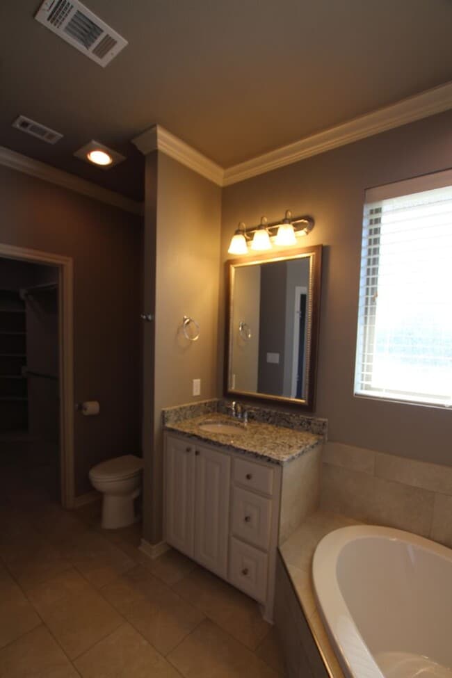 Building Photo - Beautiful 3 Bedroom 2 Bath Coming Soon in ...