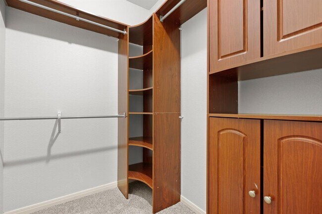Building Photo - 7500 Shadowridge Run