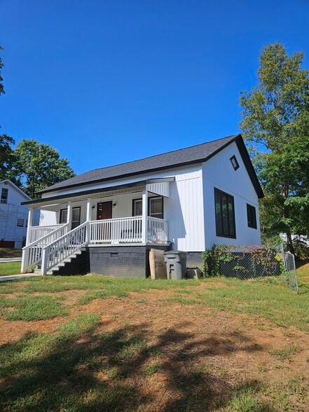 Building Photo - 12 2nd St