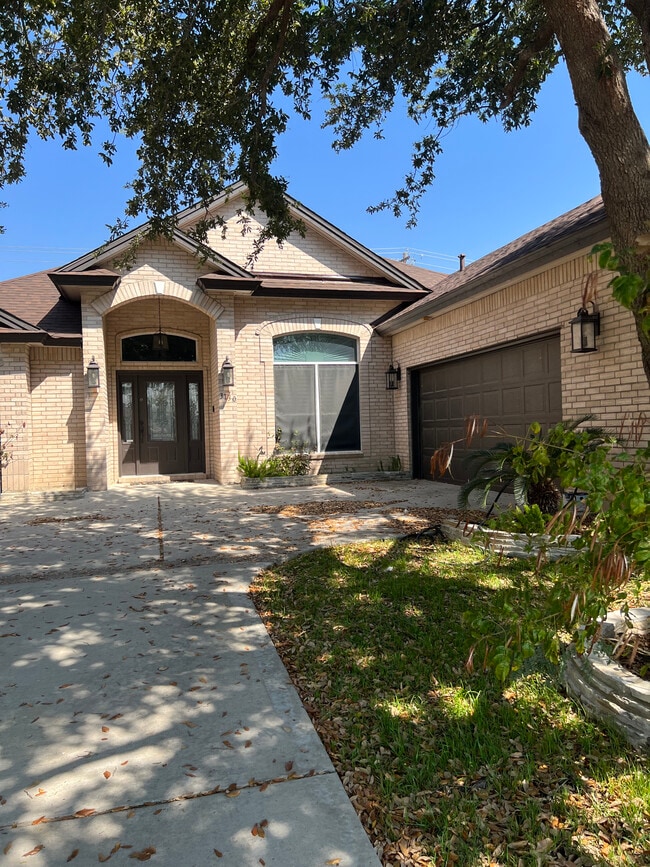 Primary Photo - 3130 Dos Reales Loop