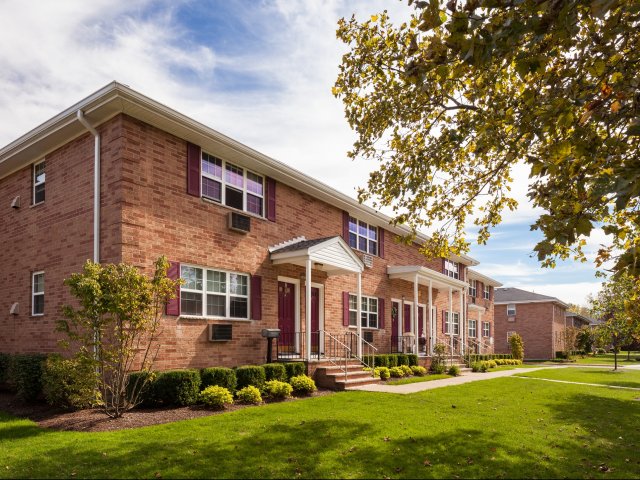 Exterior - Dorchester Manor Apartments