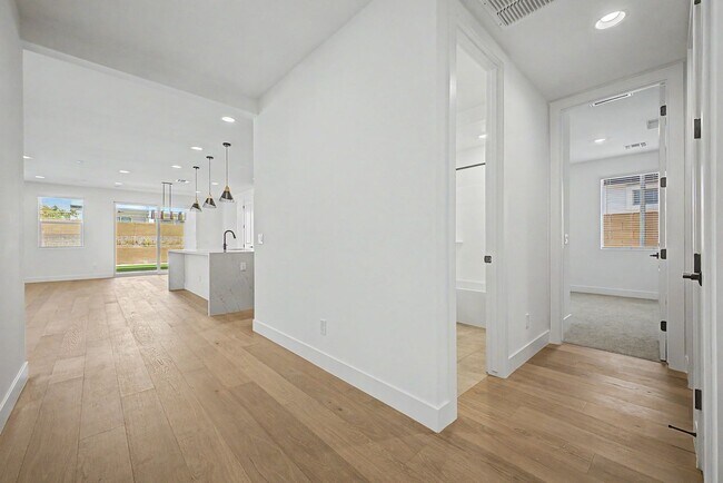 Building Photo - Alovita North 4 bedroom 3 baths