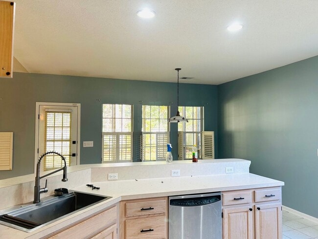 Building Photo - Spacious 3BR/2BA home in the highly desire...