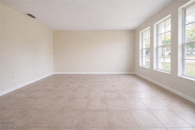 Building Photo - 633 SE 12th Ct