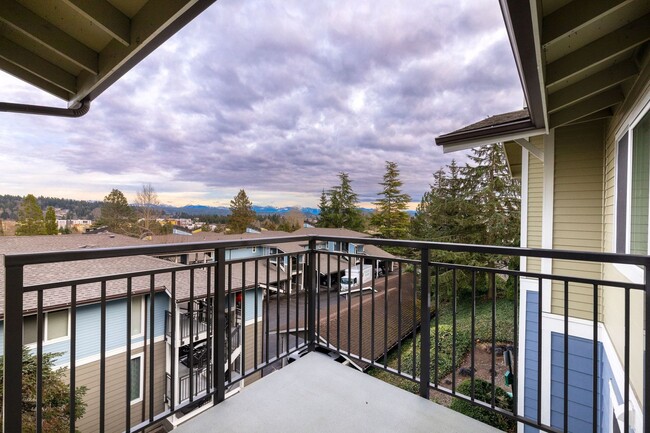 Building Photo - Top Floor 2 BD 2 BA Redmond Condo with Vau...